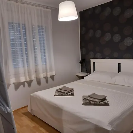 Anchor With Shared Swimming Pool Privlaka (Zadar)